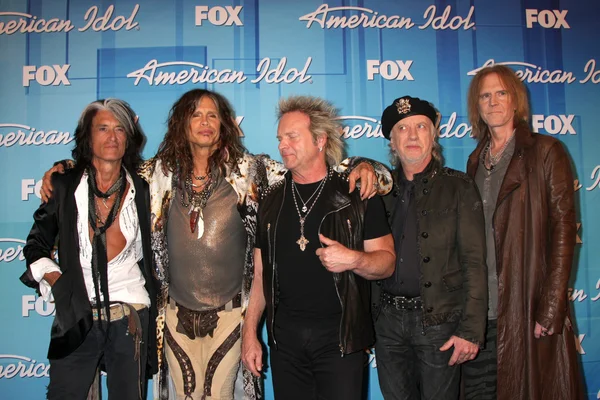 Aerosmith - (l-r) die Musiker joe perry, steven tyler, joey kramer, brad whitford und tom hamilton — Stockfoto