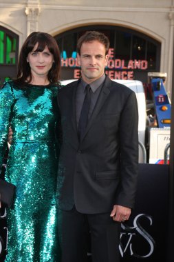 Michele Hicks, Jonny Lee Miller