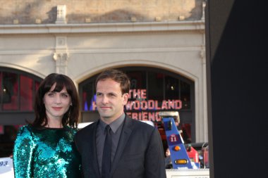 Michele Hicks, Jonny Lee Miller