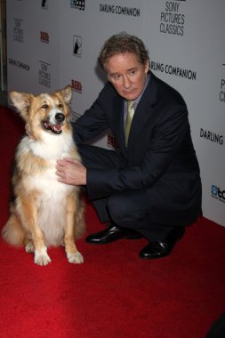 Kevin Kline (köpek Otoban filmde Kasey ile)