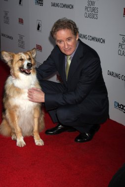 Kevin Kline (köpek Otoban filmde Kasey ile)