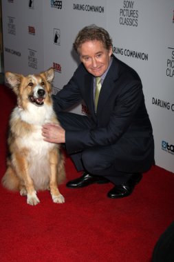 Kevin Kline (köpek Otoban filmde Kasey ile)