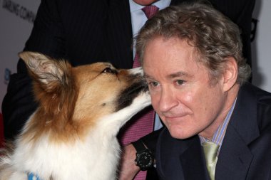 Kevin Kline (köpek Otoban filmde Kasey ile)