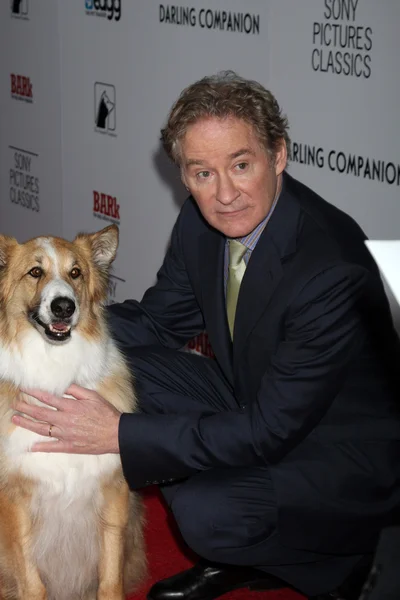 Kevin Kline with Kasey (the dog was Freeway in the movie) — Stock Photo, Image