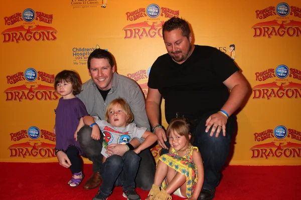 Bill Horn, Scout Masterson con su demonio en púrpura, y los hijos de Tori Spelling delante de ellos — Foto de Stock