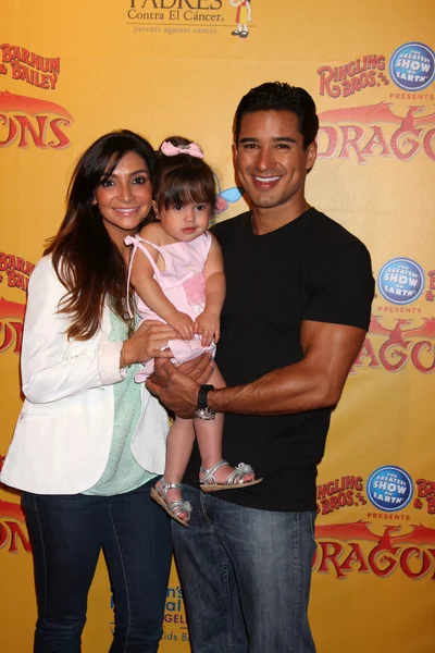 Courtney Mazza, Mario Lopez and their daughter — Stock Photo, Image