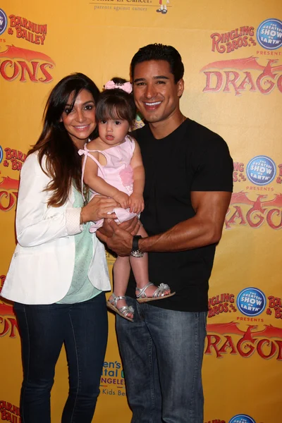 Courtney Mazza, Mario Lopez and their daughter — Stock Photo, Image