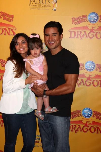 Courtney Mazza, Mario Lopez e sua filha — Fotografia de Stock