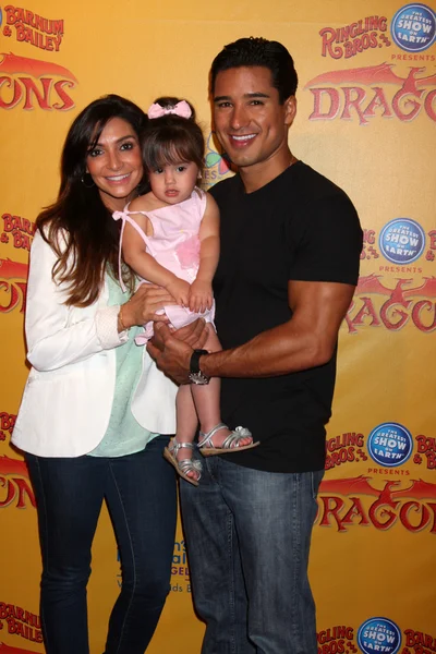 Courtney Mazza, Mario Lopez e sua filha — Fotografia de Stock