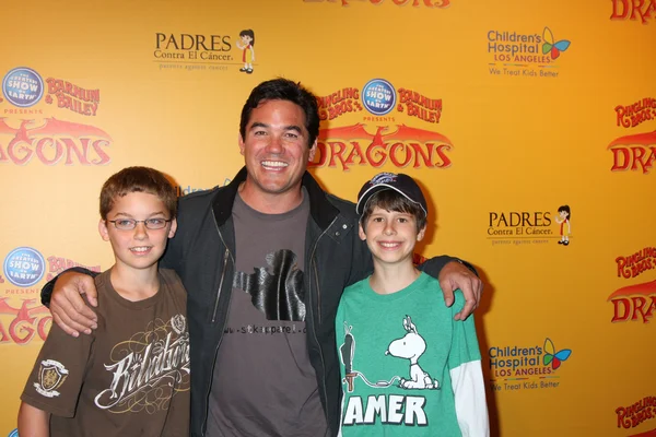 Dean Cain and son (in brown), friend (Green) — Stock Photo, Image