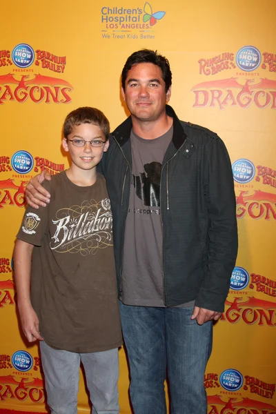 Dean Cain and son (in brown) — Stock Photo, Image