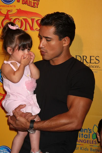 Марио Лопес и дочь — стоковое фото