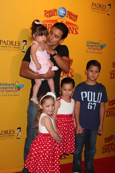 マリオロペスと (彼の腕)、娘と甥彼こまった — ストック写真