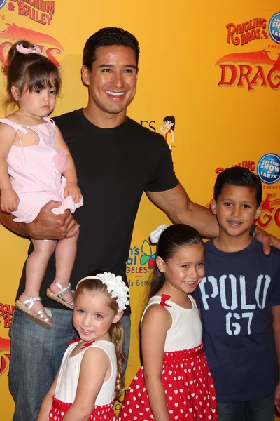 Mario López y su hija (en sus brazos), y sus sobrinos y sobrinos — Foto de Stock
