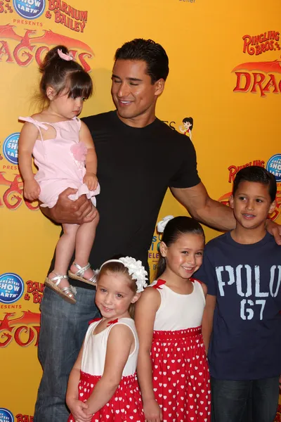 Mario Lopez mit seiner Tochter (in seinen Armen) und seinen Nichten und Neffen — Stockfoto