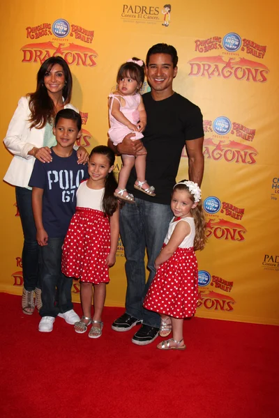 Courtney Mazza, Mario Lopez and daughter (in his arms), and his neices and nephew — Stock Photo, Image
