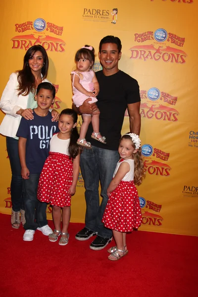 Courtney Mazza, Mario Lopez e filha (em seus braços), e seus neices e sobrinho — Fotografia de Stock
