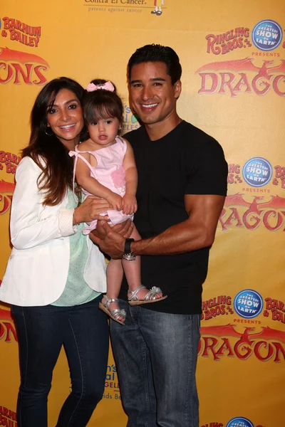 Courtney Mazza, Mario Lopez and their daughter Royalty Free Stock Images