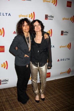 Linda Perry, Sara Gilbert