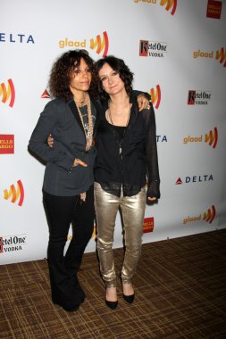 Linda Perry, Sara Gilbert