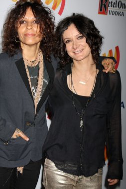 Linda Perry, Sara Gilbert