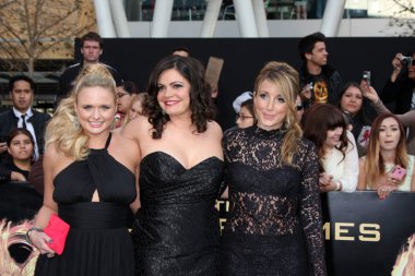 Miranda lambert, angaleena presley ve ashley monroe tabanca annies