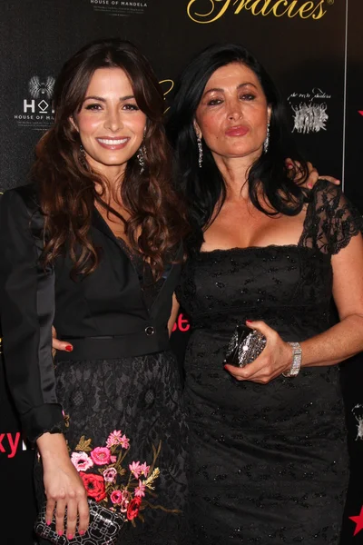 Sarah Shahi e sua madre — Foto Stock