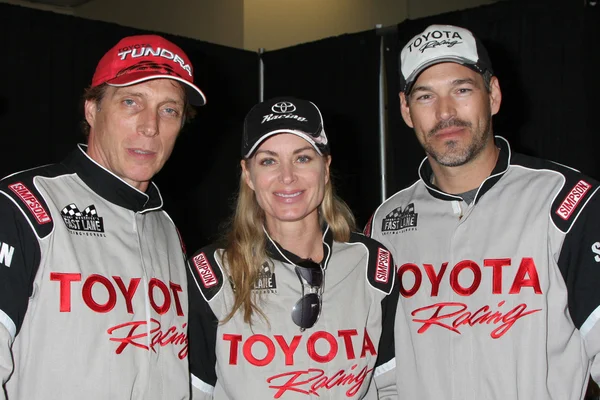 Посещение гонщика Уильяма Фитчнера, нынешних гонщиков Айлин Дэвидсон и Эдди Сибриана — стоковое фото