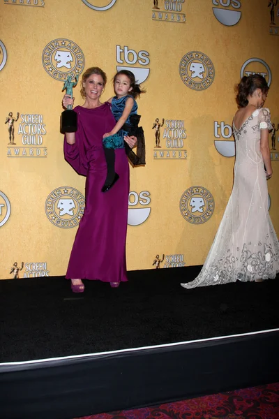 Julie Bowen, Aubrey Anderson-Emmons — Photo