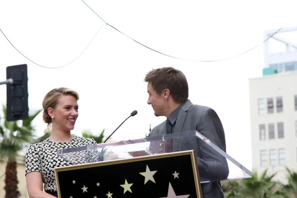Jeremy Renner, Scarlett Johansson — Stock Photo, Image