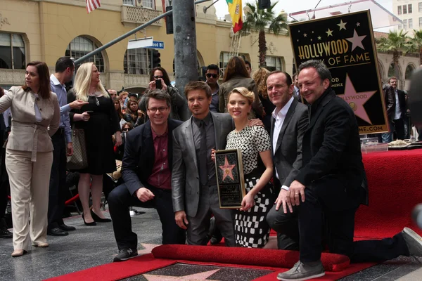 Jeremy Renner, Scarlett Johansson, Clark Gregg, otros amigos Vengadores — Foto de Stock