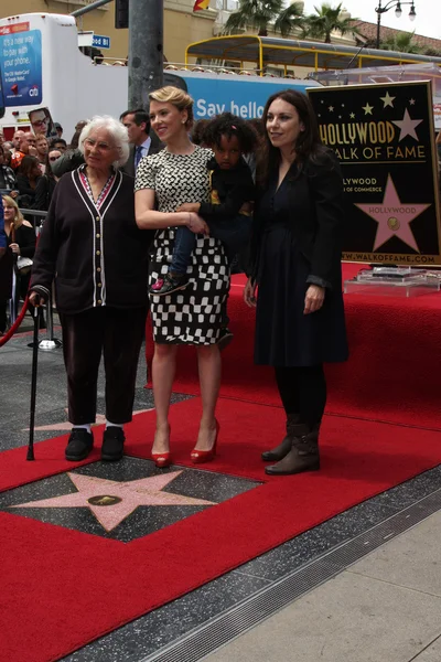 Scarlett Johansson, grand-mère, sœur, mère — Photo