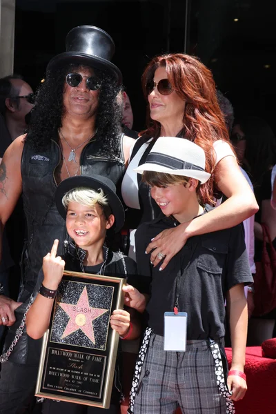 Slash, esposa Perla y dos hijos — Foto de Stock