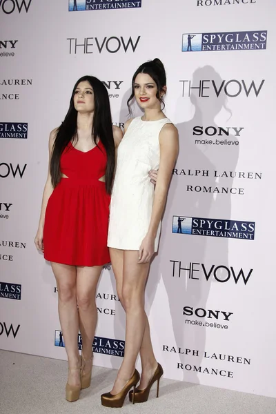 Kendall Jenner and Kylie Jenner — Stock Photo, Image