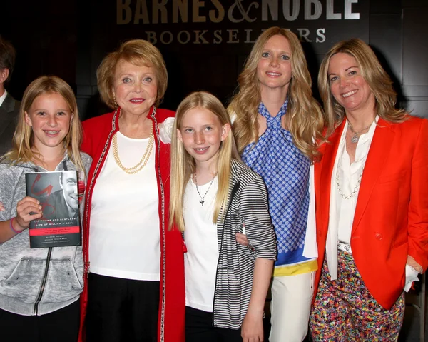 Las hijas de Brad Bell con Lee Bell, Lauralee Bell, Maria Bell — Foto de Stock
