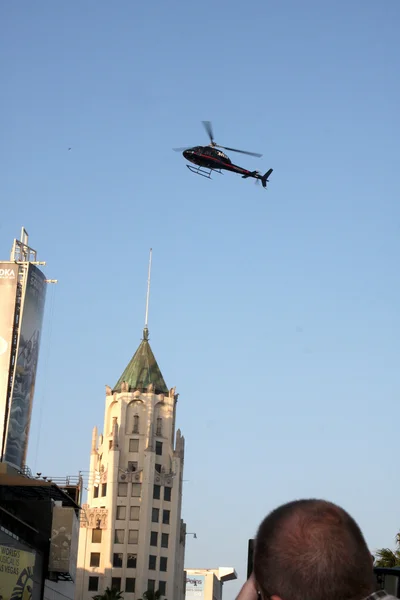 A-team helikopter gör en fluga genom över ankomst linje — Stockfoto