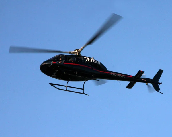 -Team вертоліт робить літати над прибуття лінія — стокове фото