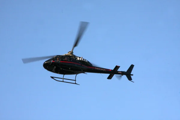A-Team Helicopter faz uma mosca sobre a linha de chegada — Fotografia de Stock