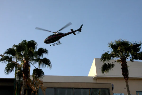 A-Team Helicopter pasa volando sobre la línea de llegada — Foto de Stock