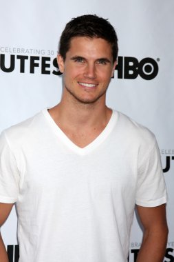 Robbie Amell