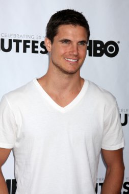 Robbie Amell