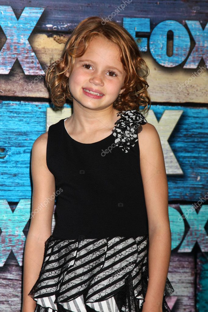 Maggie Elizabeth Jones – Stock Editorial Photo © Jean_Nelson #11853673