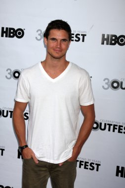 Robbie Amell