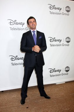 Tony Dovolani