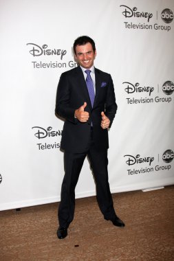 Tony Dovolani