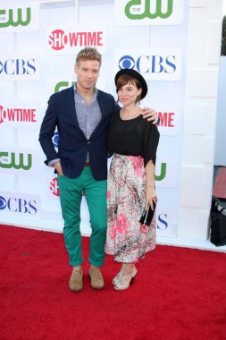 Barrett Foa, Renée Felice Smith