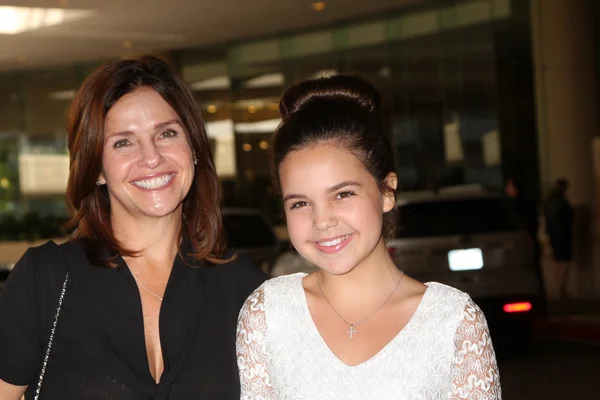 Bailee Madison and her mother — Stock Photo, Image