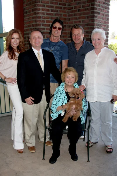 Tracey Bregman, Michael Maloney, Ronn Moss, Doug Davidson, Susan Flannery, Lee Bell (seated) — Stock Photo, Image