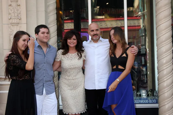 Valerie Bertinelli, Son Wolfgang Van Halen, y su marido y sus hijos — Foto de Stock
