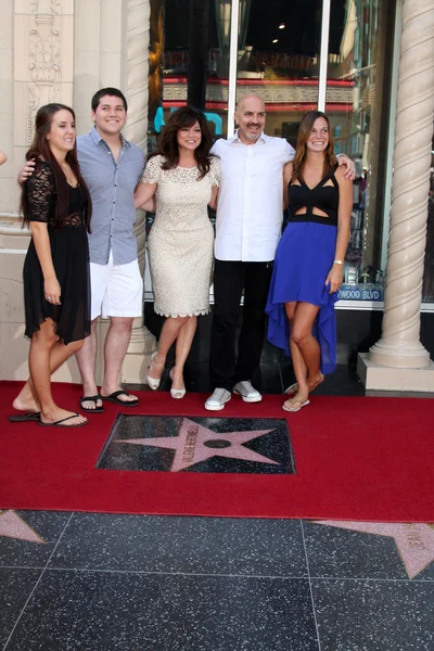 Valerie Bertinelli, Son Wolfgang Van Halen, and husband and his childrens — Stock Photo, Image